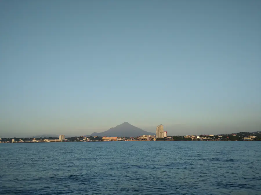 Panorama Kota Manado dengan latar Gunung Klabat