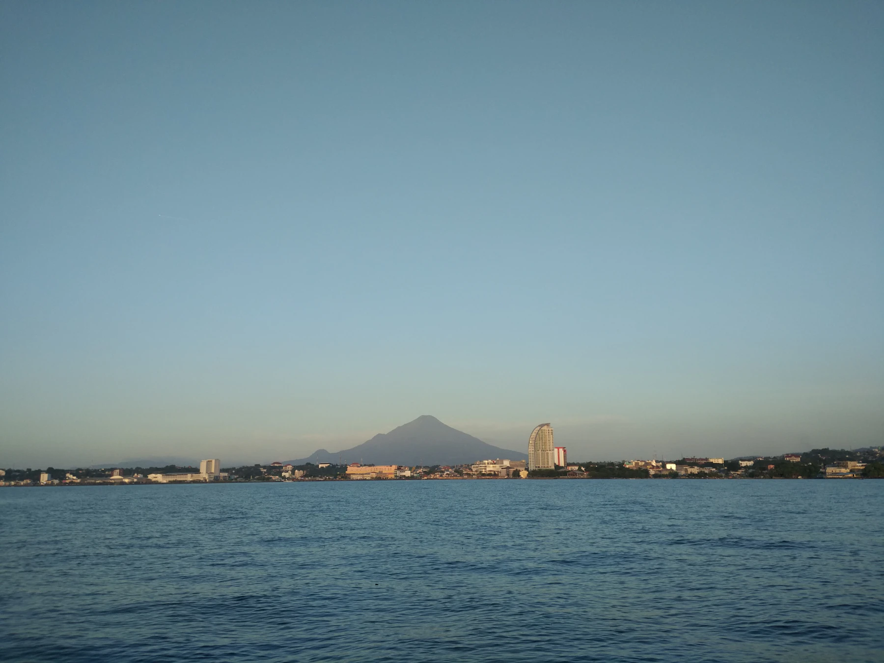 Panorama Kota Manado dengan latar Gunung Klabat