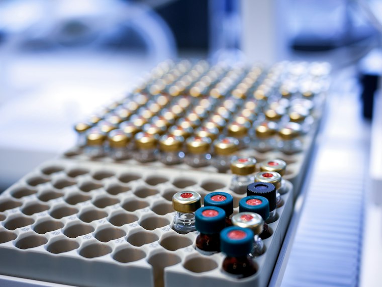 Tray of pharmaceutical vials under controlled conditions