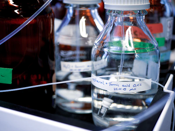 Acetonitrile HPLC solvent bottle