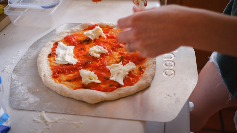 pizza con pomodoro e formaggio su piatto in ceramica bianca