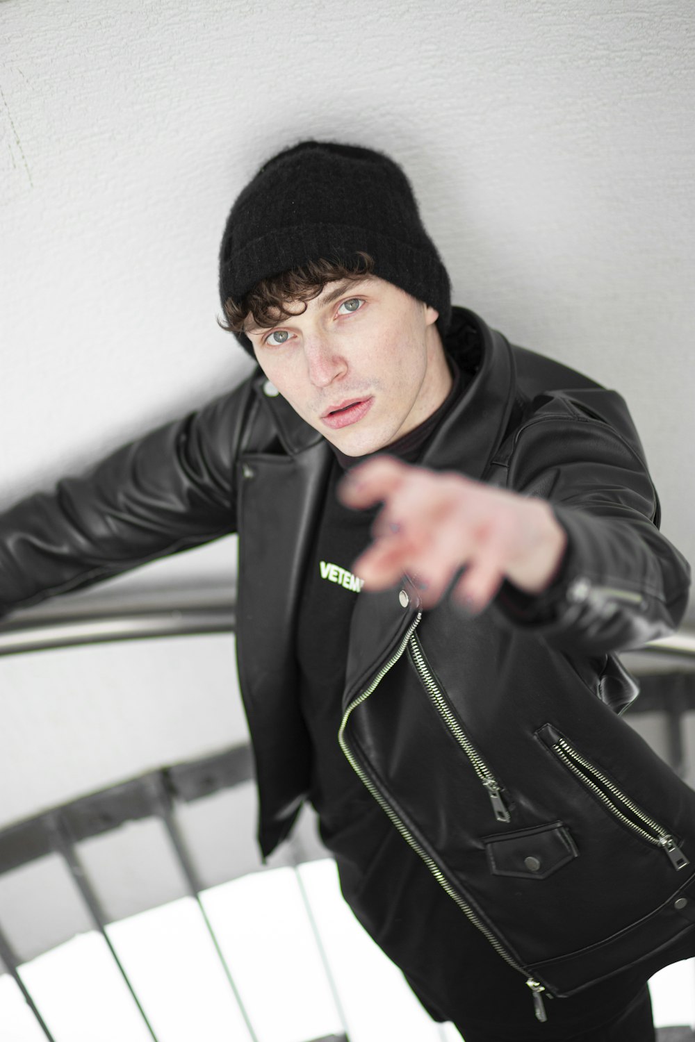 Homme en bonnet en tricot noir et veste en cuir noir photo – Photo  Bratislava Gratuite sur Unsplash