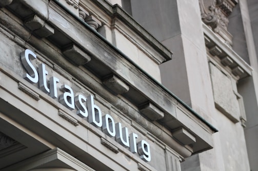 A friendly contractor discussing renovation plans with a homeowner in Strasbourg.