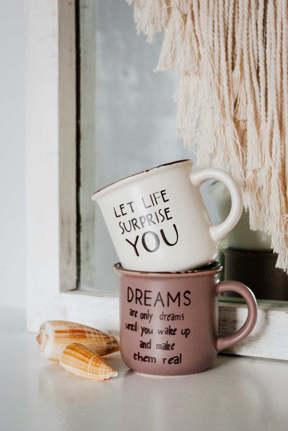 Taza de cerámica blanca y negra sobre mesa de madera marrón