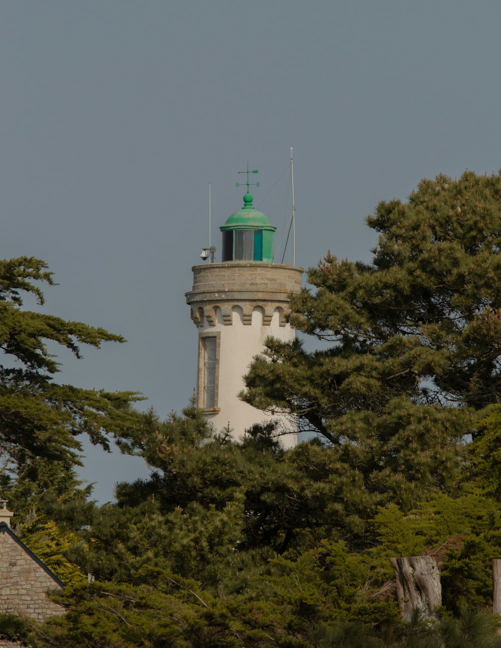 Weißer und grüner Betonturm