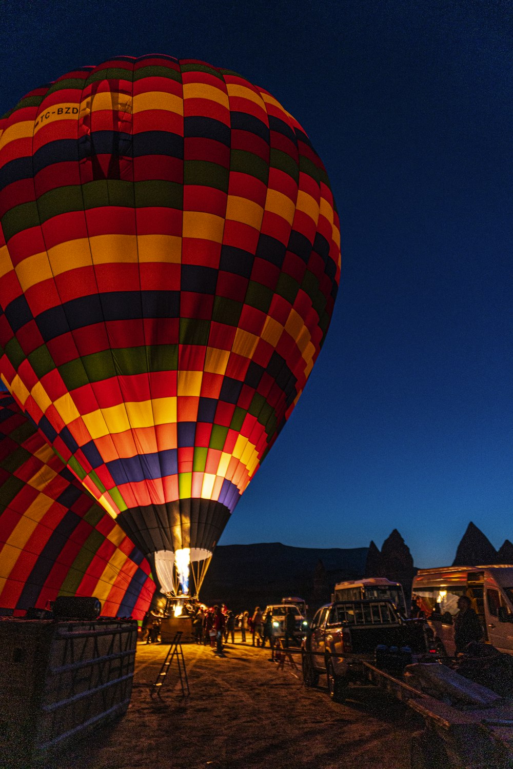 rot-gelber und blauer Heißluftballon