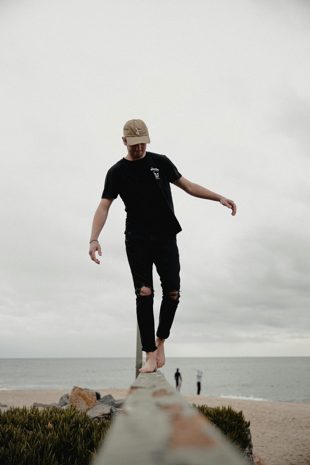 man in black crew neck t-shirt and black pants standing on gray concrete floor during