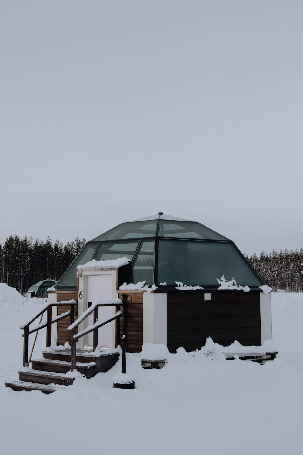 tenda a cupola bianca e verde su terreno innevato