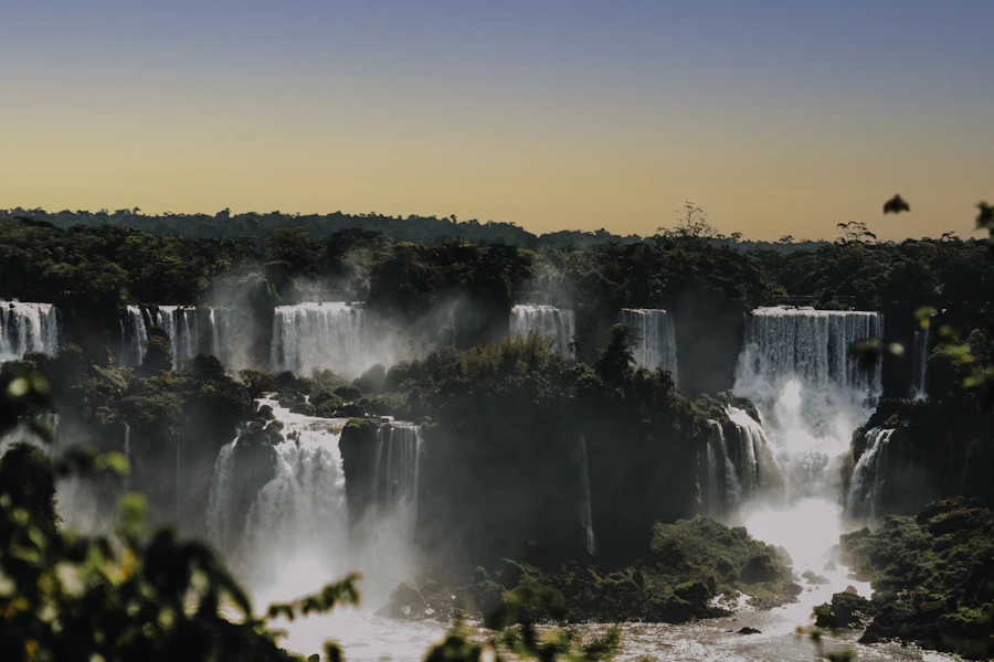 Cataratas do Iguaçu cercadas pela mata sob o céu azul