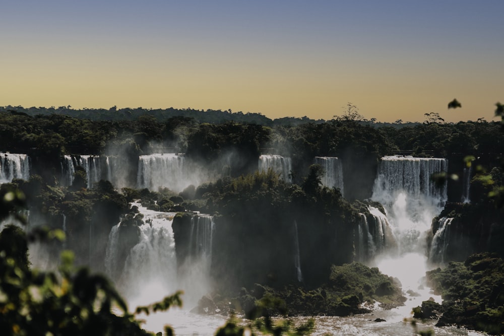 Cascadas bajo el cielo azul durante el día