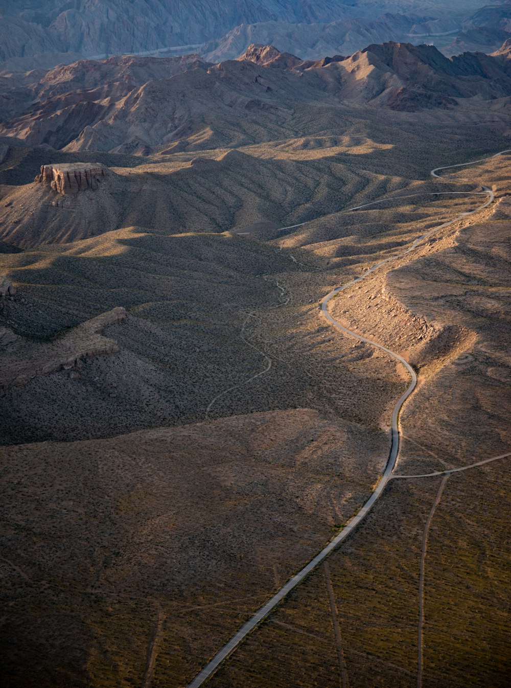 Vista aérea de las montañas marrones durante el día