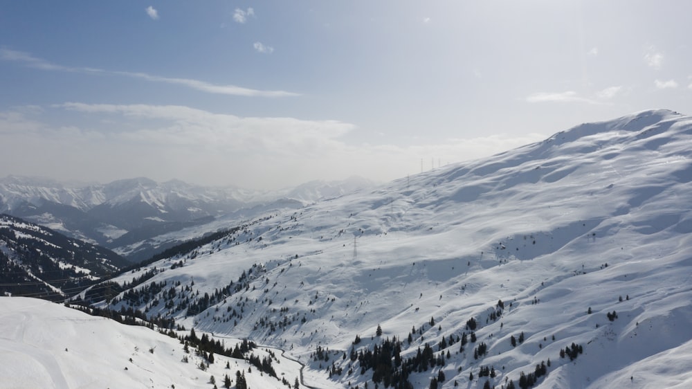 montanha coberta de neve sob o céu azul durante o dia