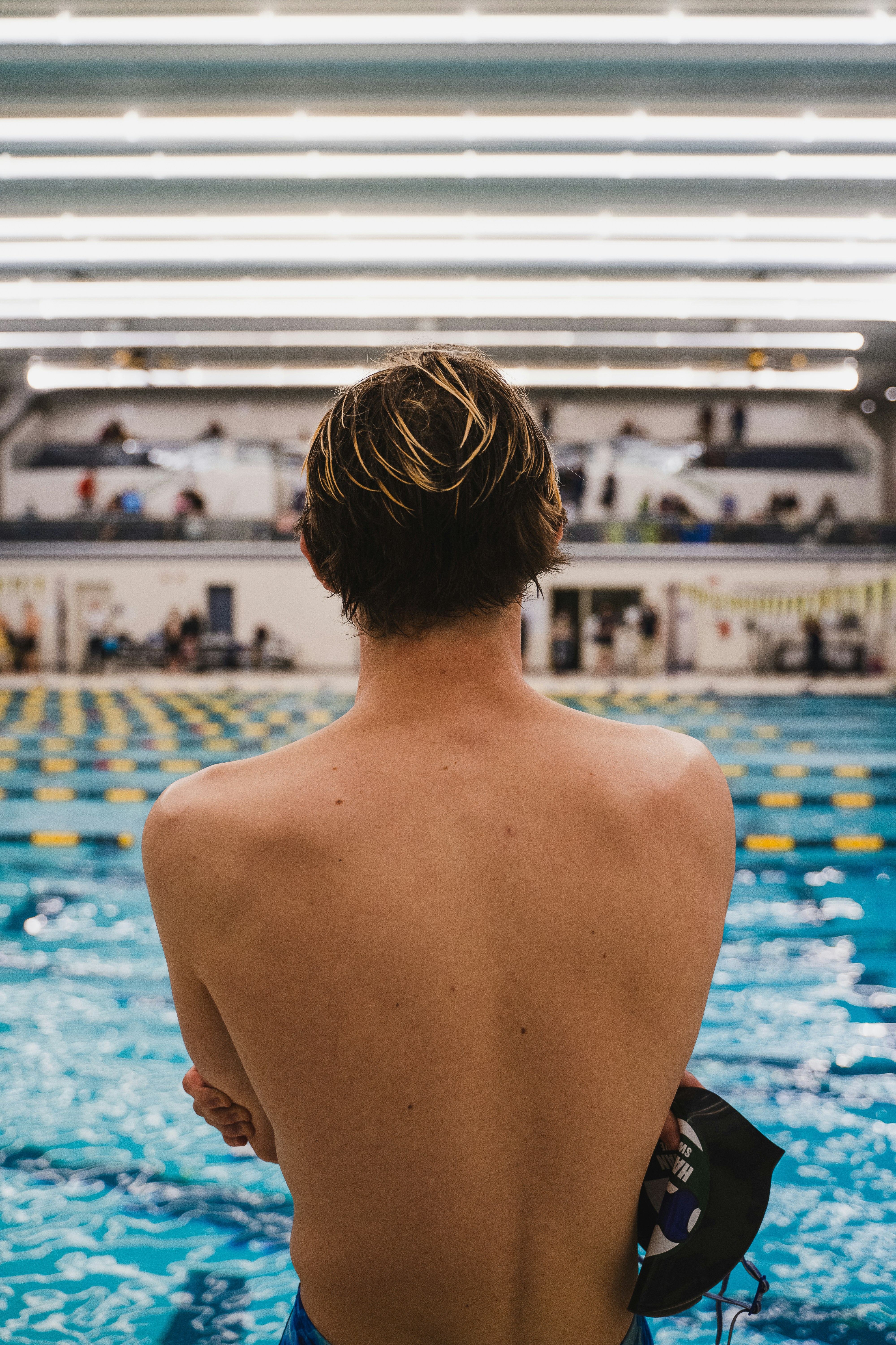 昼間のプールでトップレスの男の写真 Unsplashで見つける水の無料写真