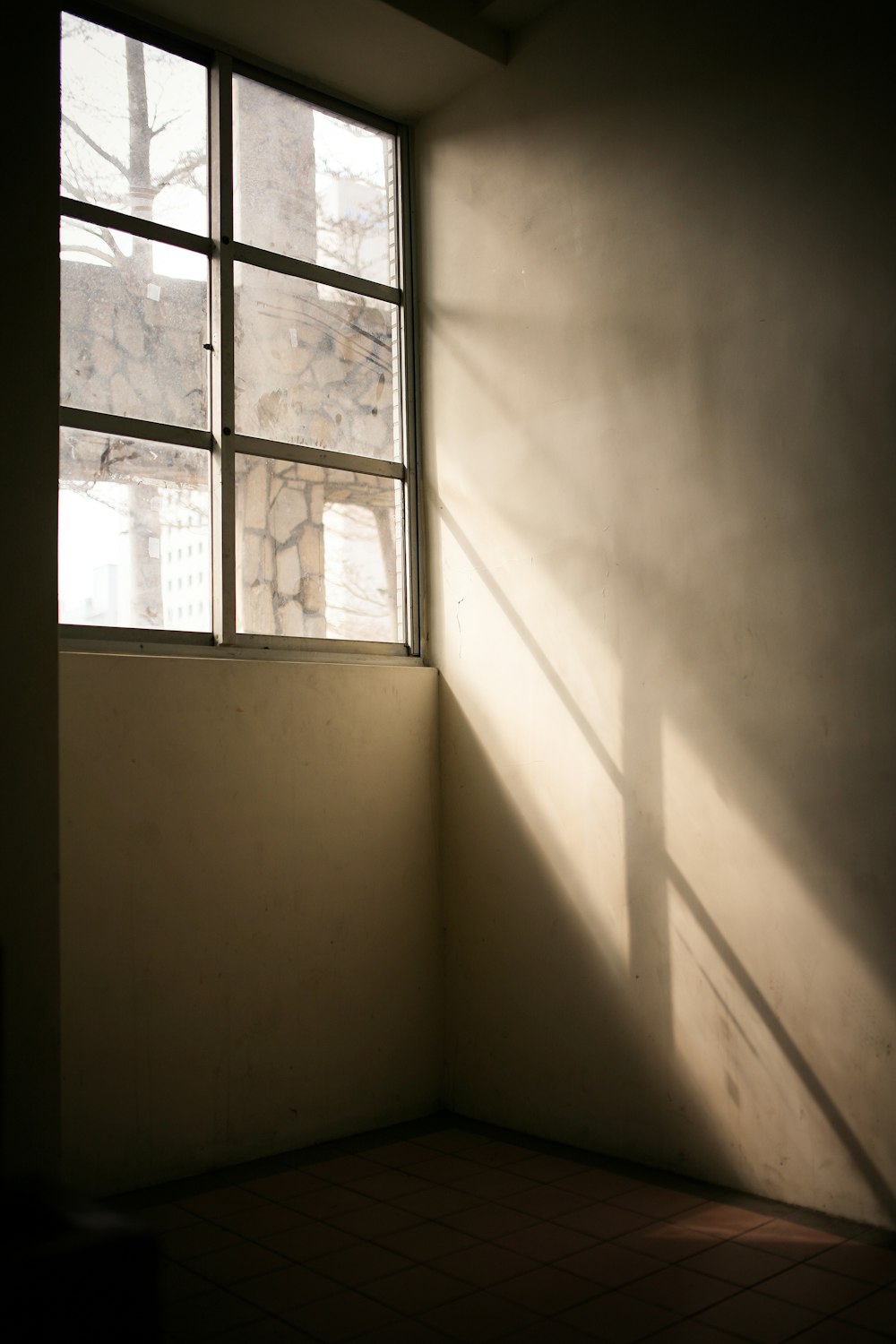 ventana de vidrio con marco de madera blanca