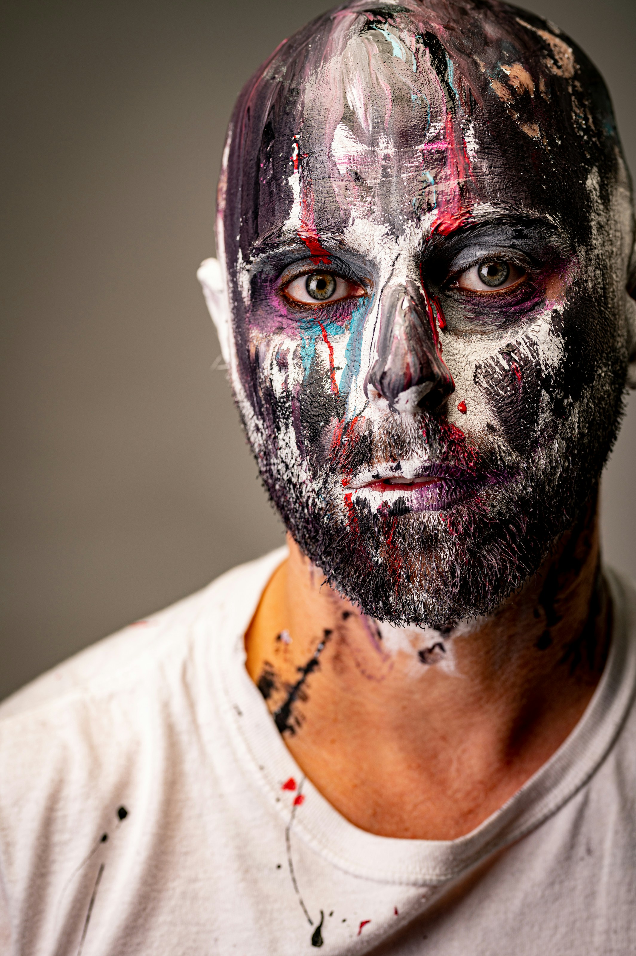 great photo recipe,how to photograph portrait of a painter ; man in white crew neck shirt with face paint