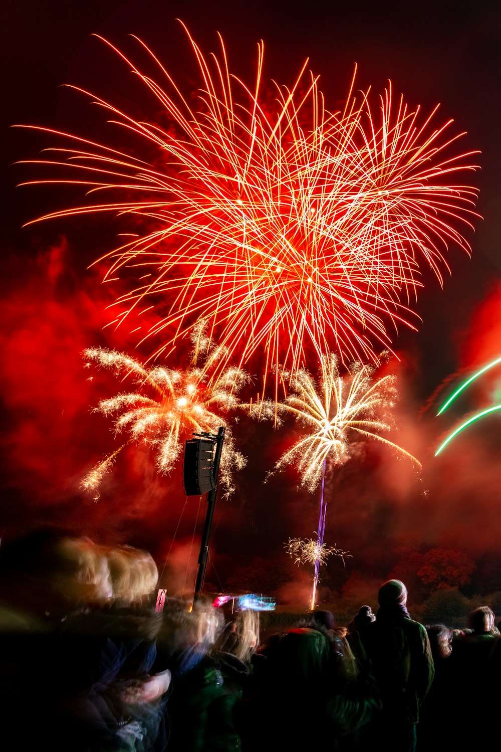 Espectáculo de fuegos artificiales rojos durante la noche