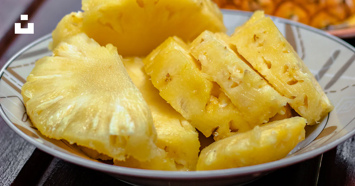 Piña en rodajas sobre plato de cerámica blanca foto – Imagen de Piña ...