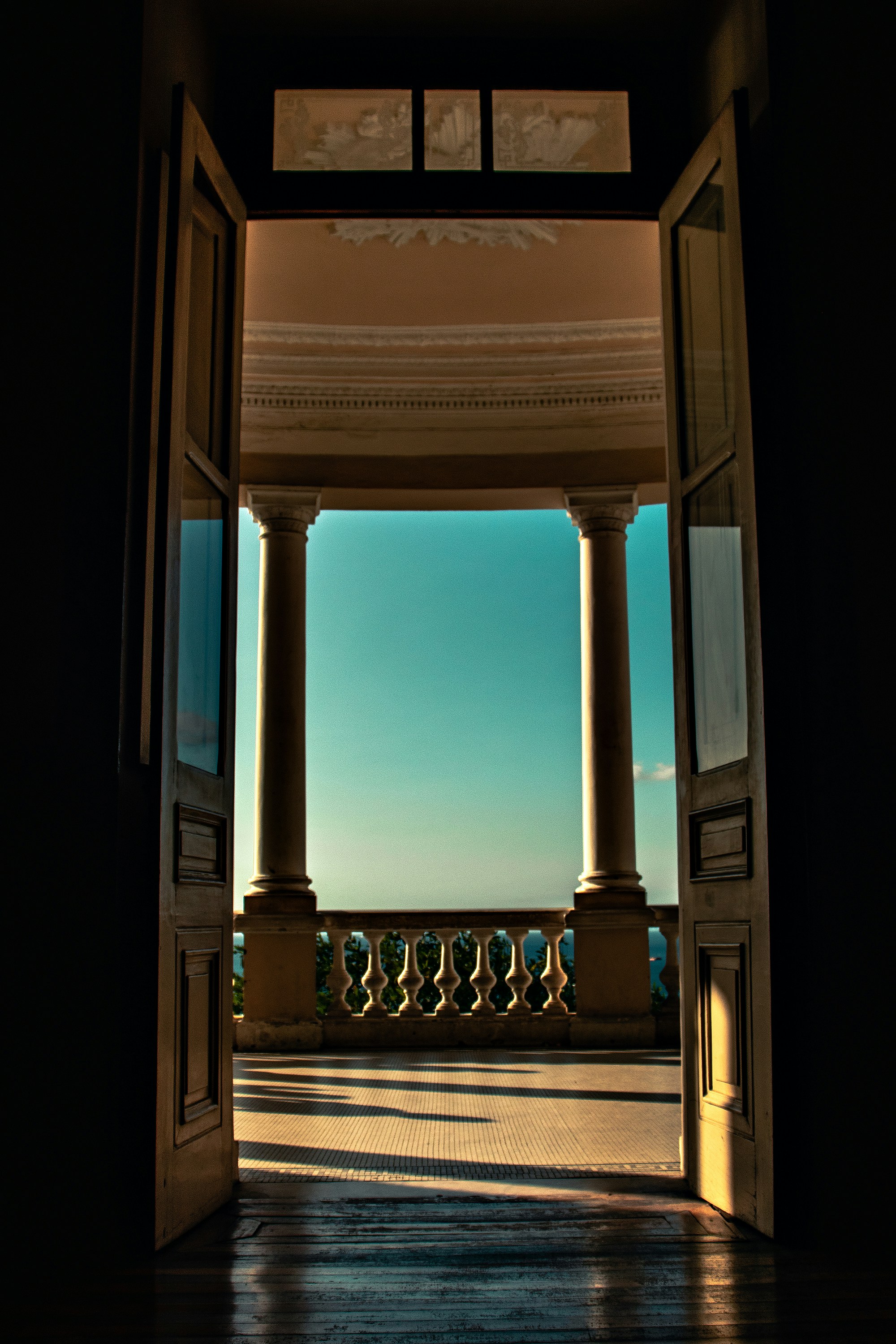 edifício de concreto branco e marrom