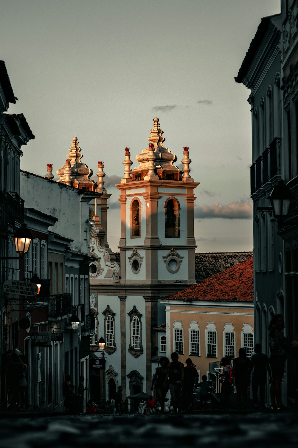 edificio in cemento bianco e marrone