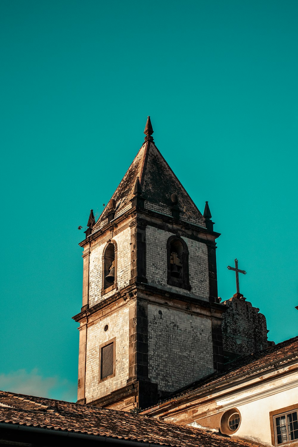 Chiesa in cemento marrone sotto il cielo blu durante il giorno