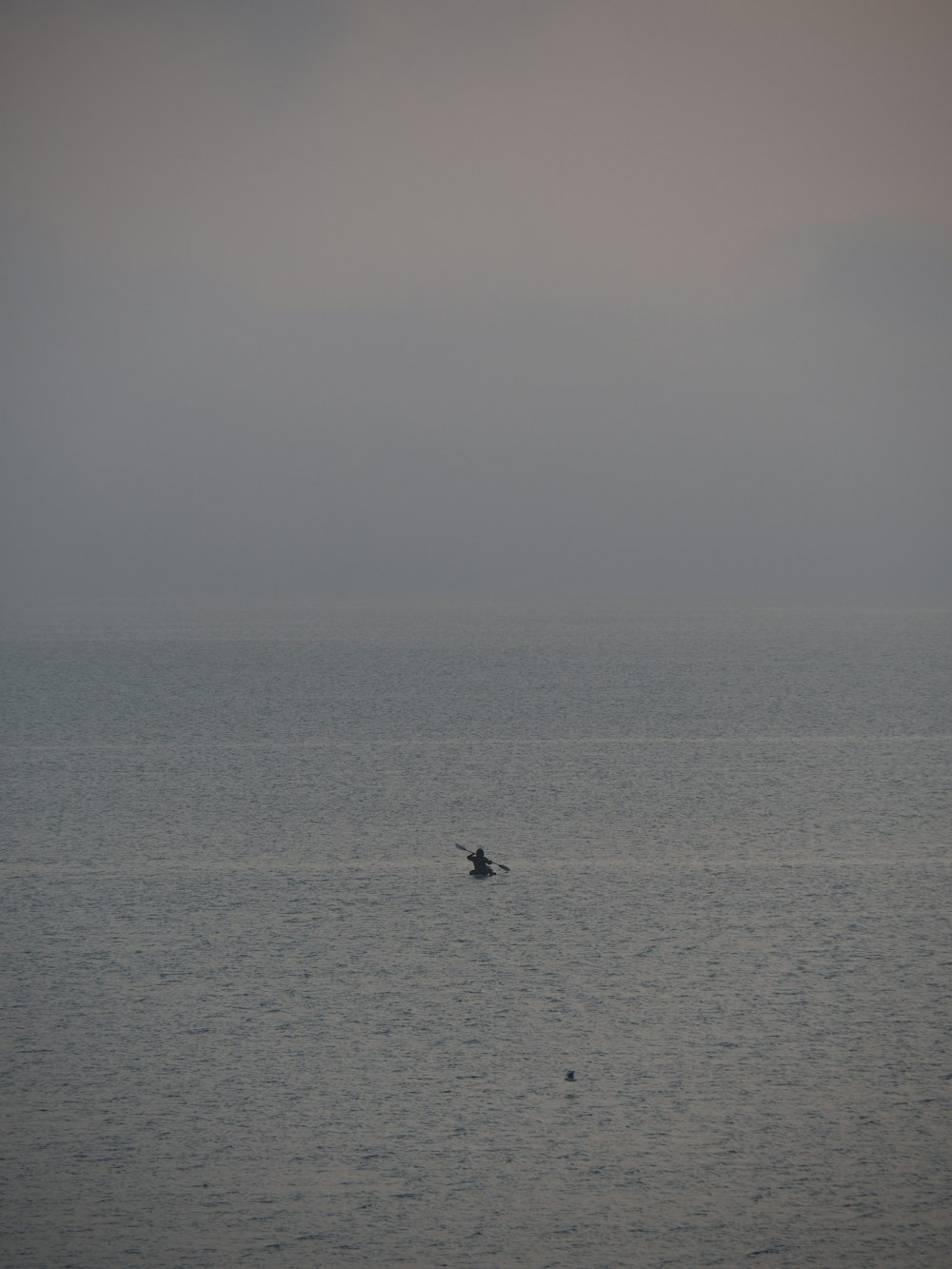 Person, die tagsüber auf dem Boot auf See fährt