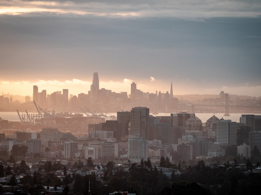 skyline della città sotto il tramonto arancione