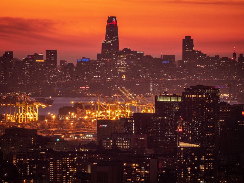 Horizonte de la ciudad durante la noche