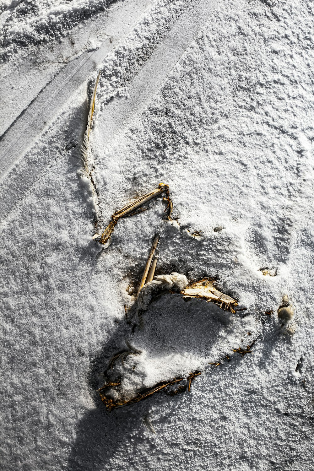 Braunes Holzkreuz auf grauem Sand