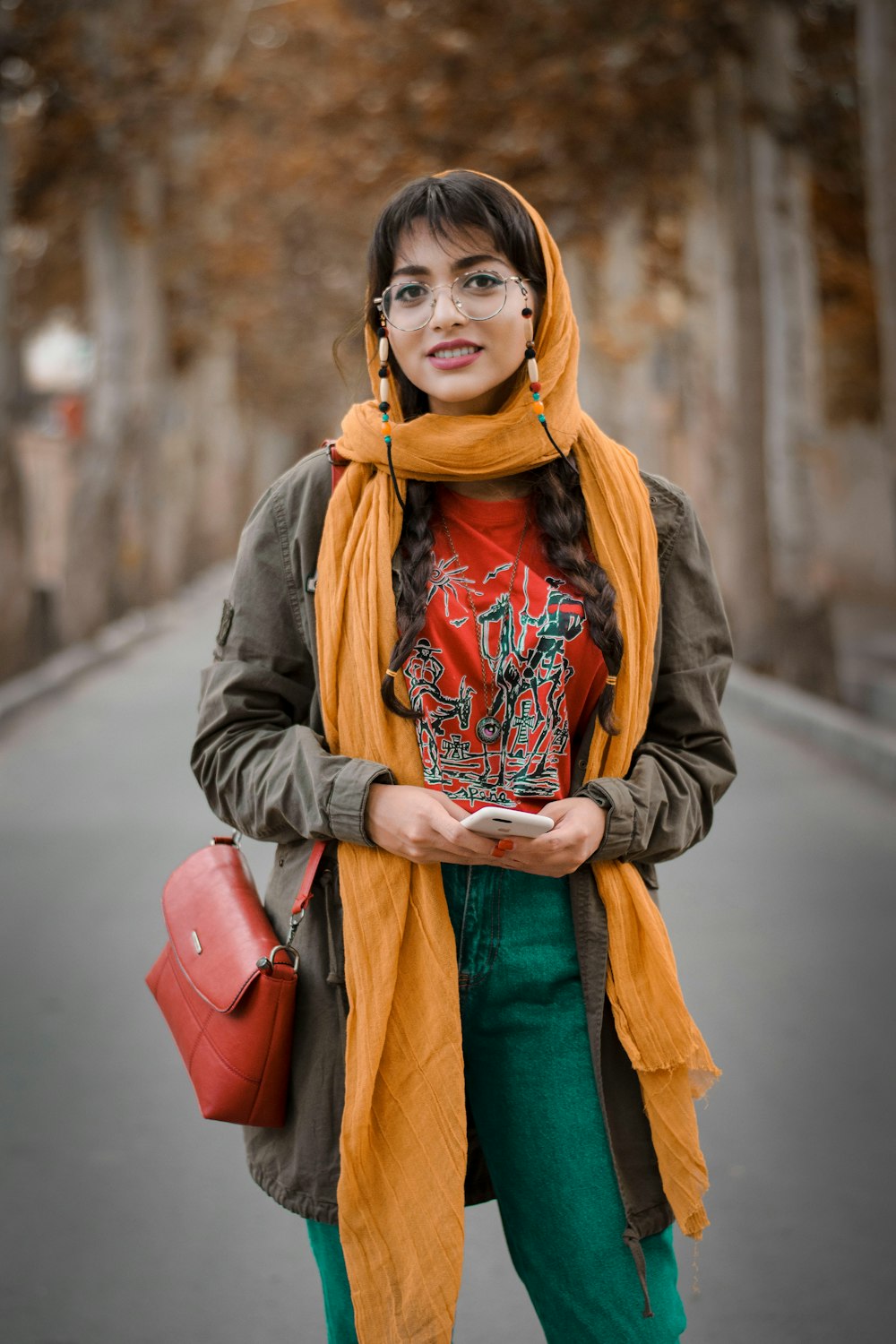 Mujer con abrigo gris y bufanda naranja