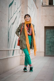 A stylish outfit featuring complementary colors in a trendy urban setting.