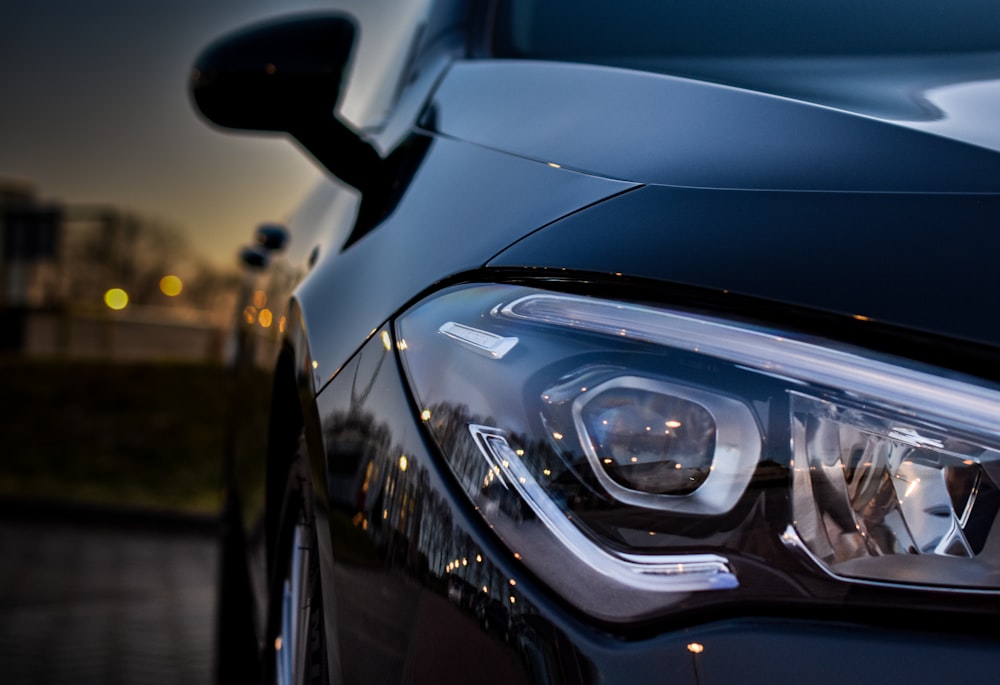 coche negro con luces amarillas