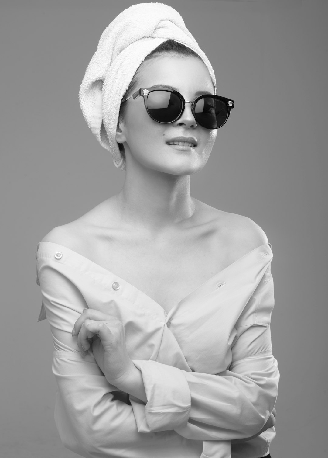 woman in white sun hat and sunglasses
