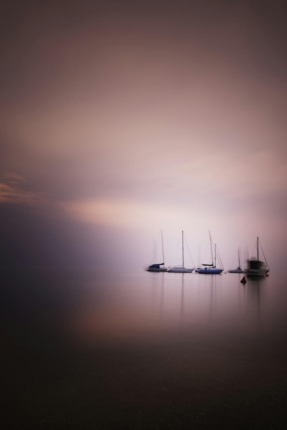 Deux bateaux sur une mer calme au coucher du soleil