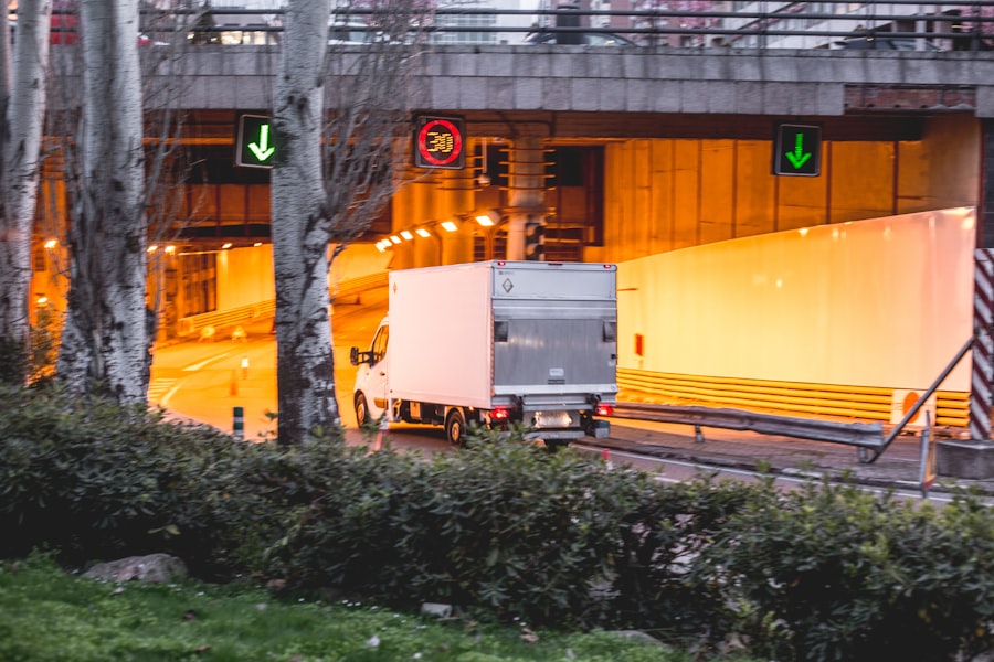 Camión en tránsito nocturno/túnel — cargo por layover