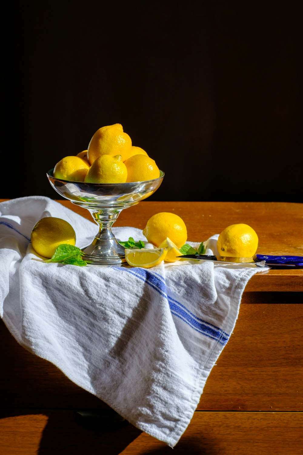 투명 유리 그릇에 노란색 감귤류 과일