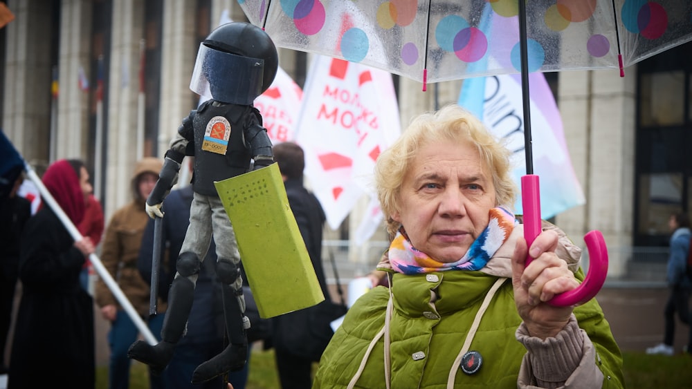 fille en manteau jaune tenant du papier jaune