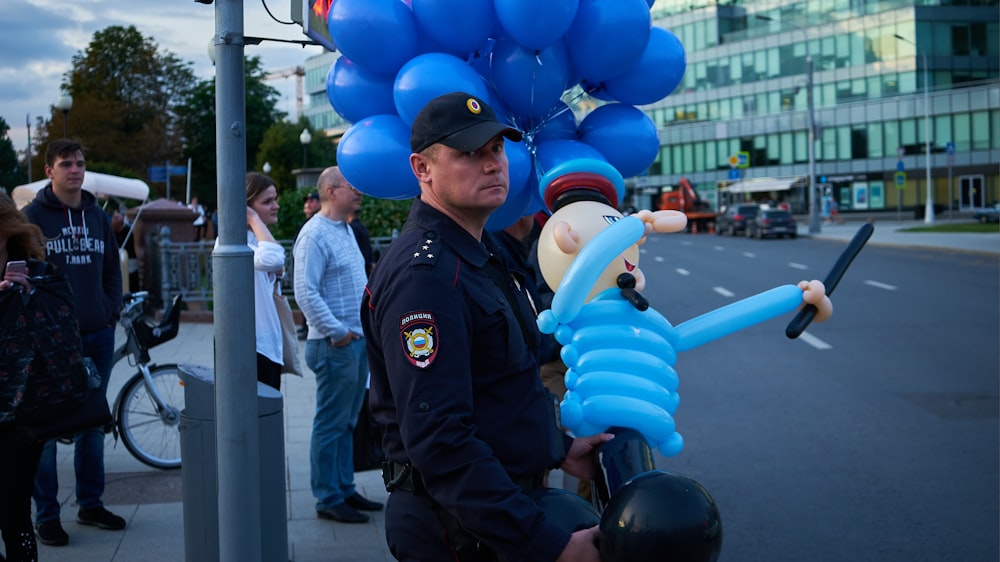 Mann in schwarzer Jacke und Helm auf blau-schwarzem Fahrrad