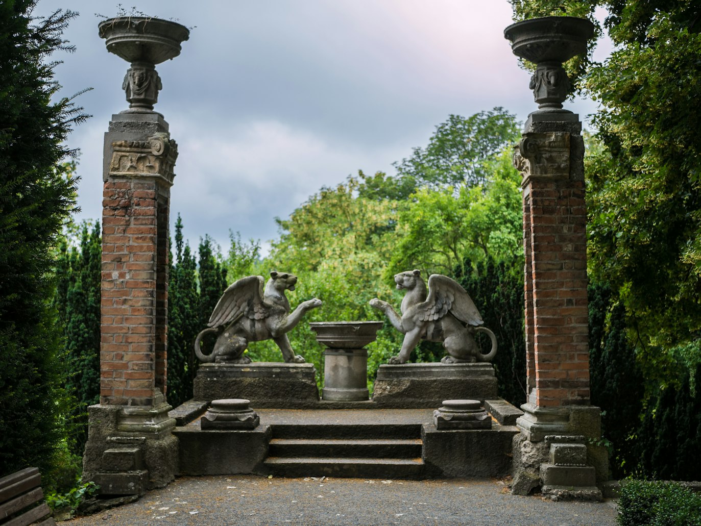 статуя в саду лева