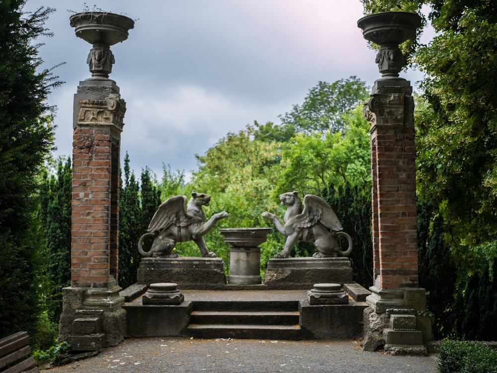 statua di cemento grigio sotto il cielo blu durante il giorno