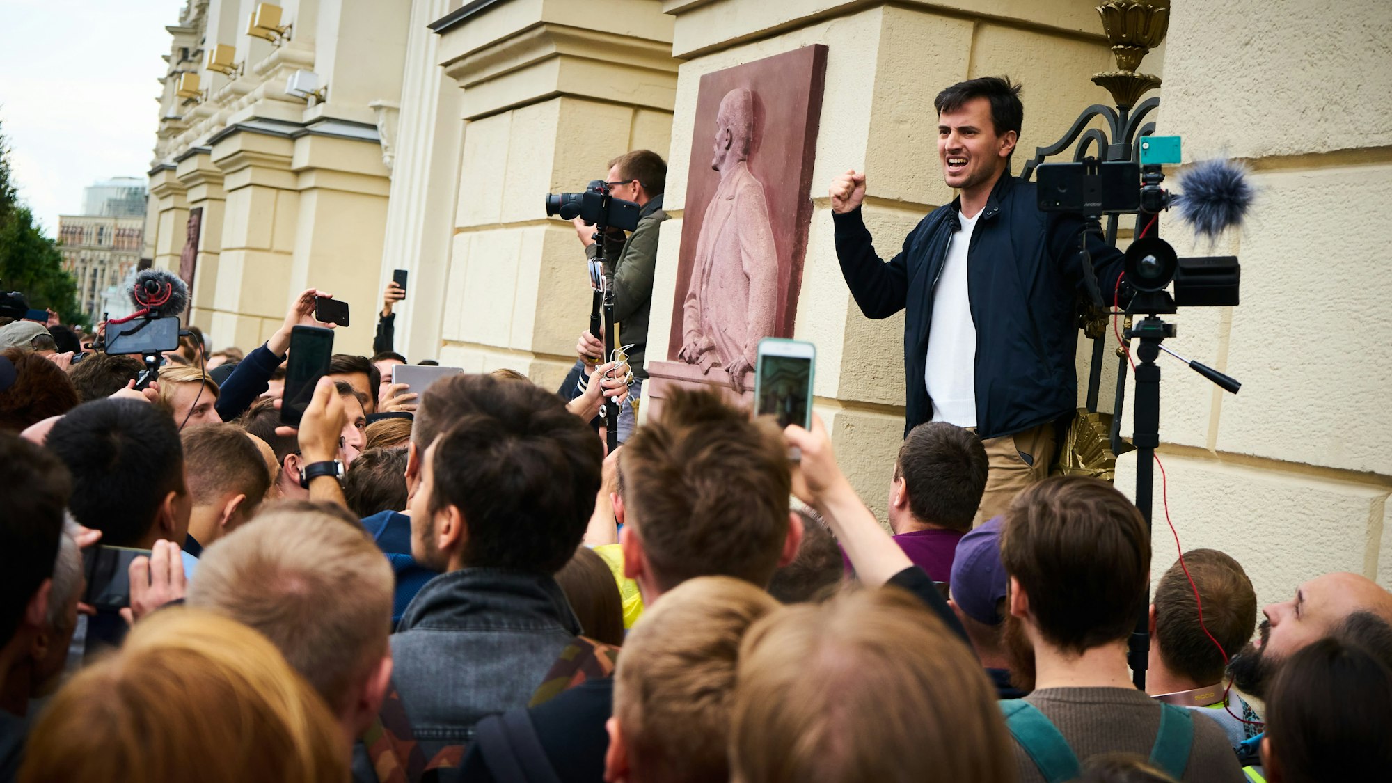 Polska coraz niżej w światowym rankingu wolności mediów. "Policja wielokrotnie nie chroniła dziennikarzy"