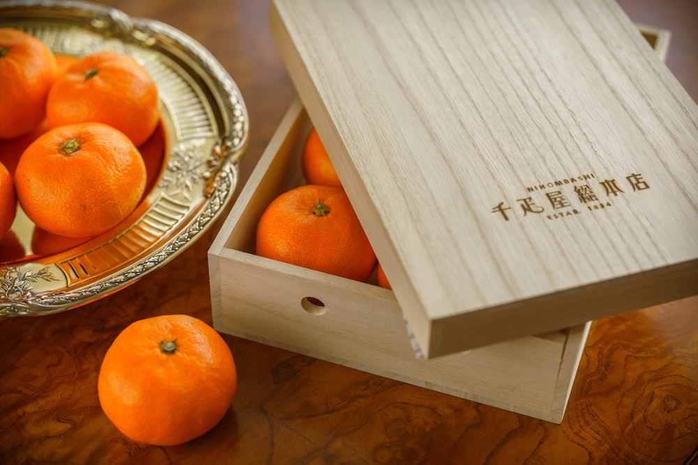 ステンレス製のトレイにオレンジ色のフルーツ