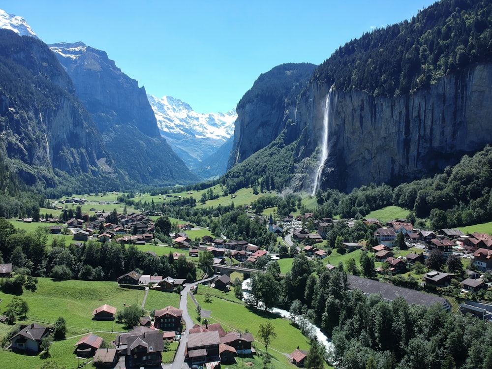 Grüne Berge und Häuser tagsüber