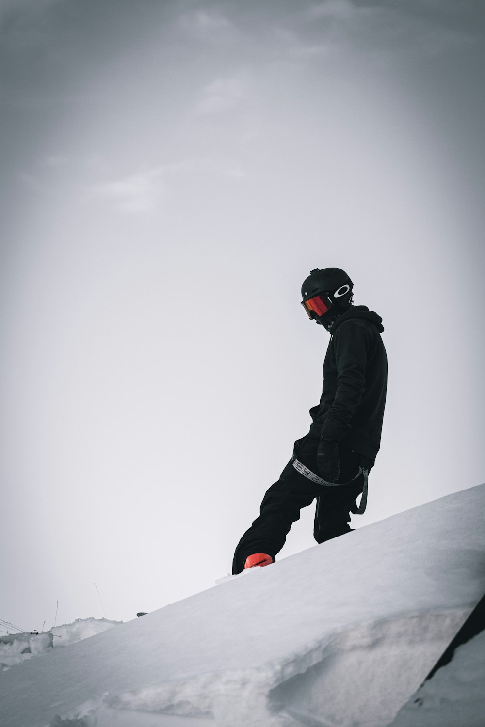 Uomo in giacca e pantaloni neri che cavalcano su snowboard bianco e rosso  foto – Grigio Immagine gratuita su Unsplash