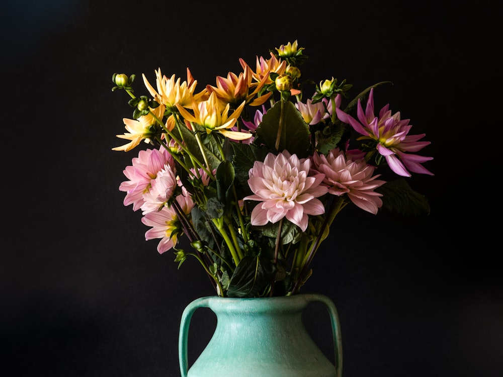 灰色の陶器の花瓶に紫と黄色の花