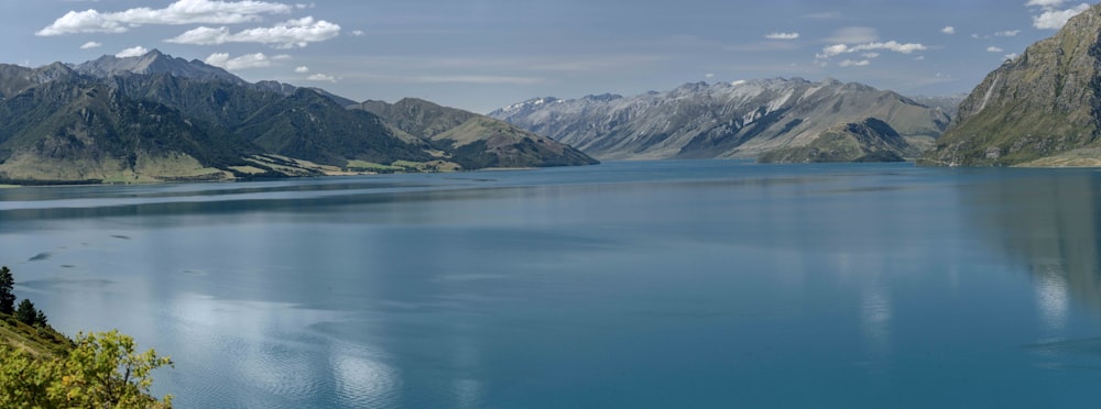 Lago Azul cerca de la montaña cubierta de nieve durante el día