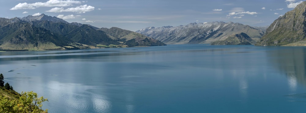 Blauer See in der Nähe des schneebedeckten Berges tagsüber