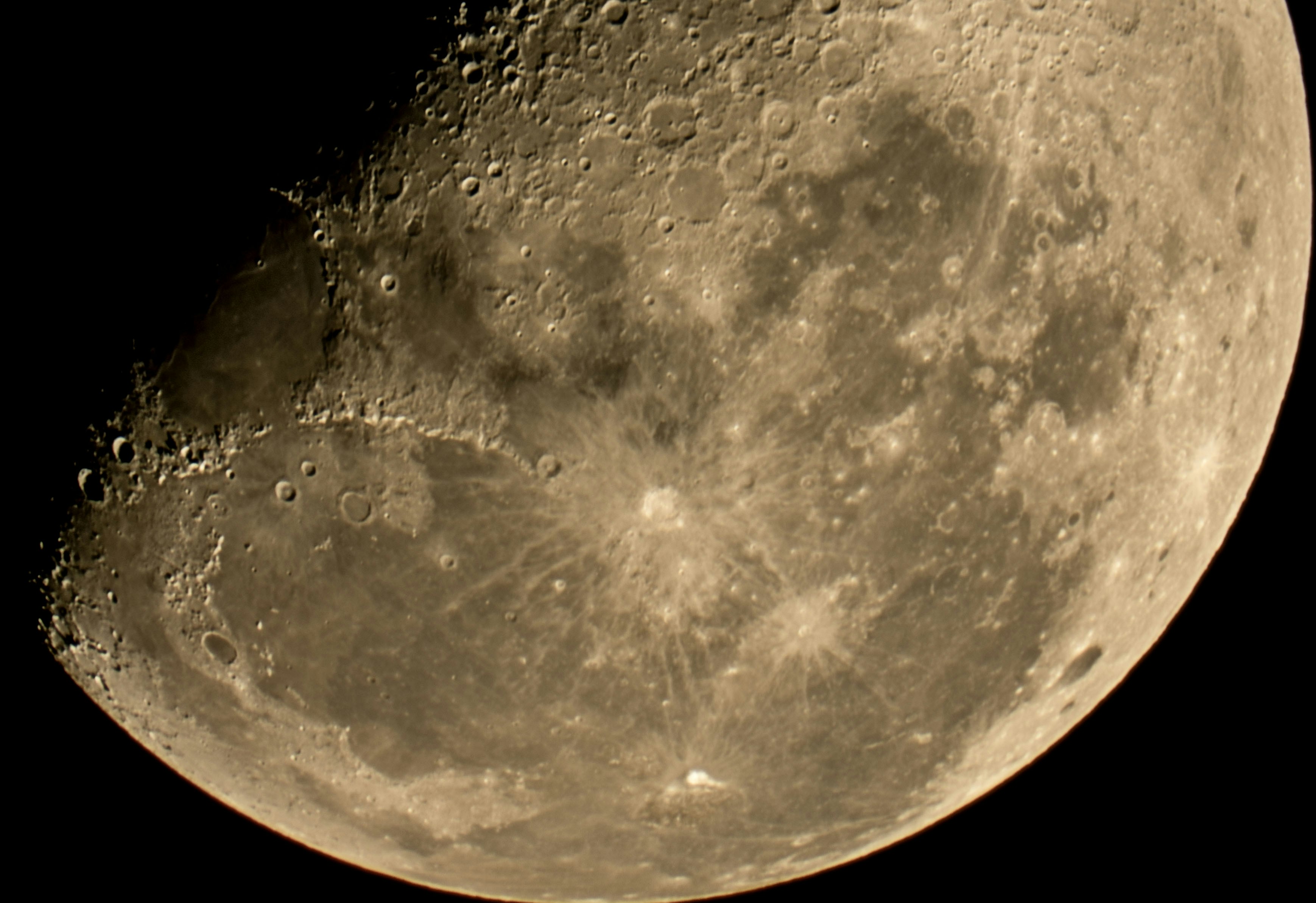 photo en gros plan de la lune