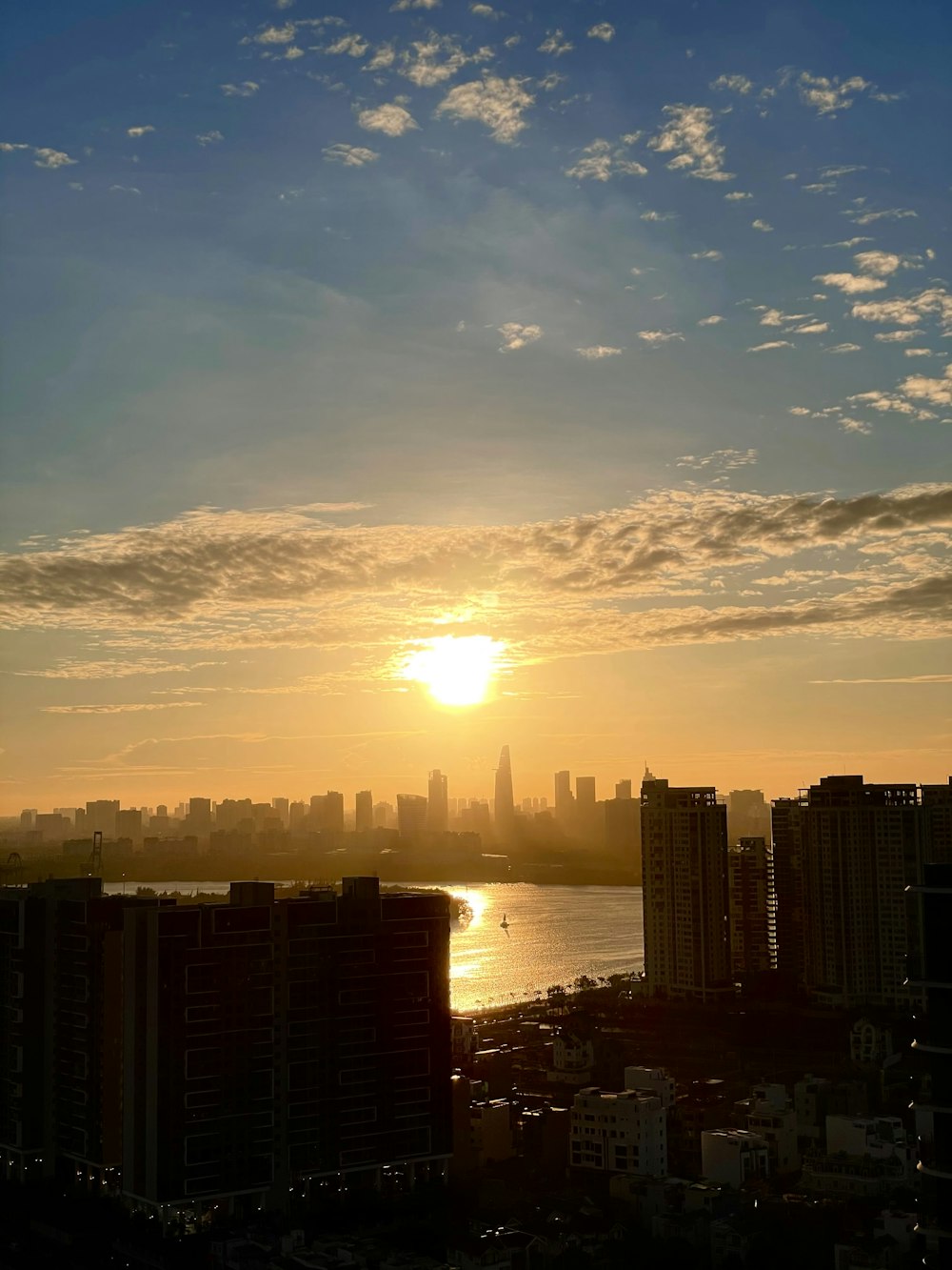 Skyline der Stadt während der Goldenen Stunde