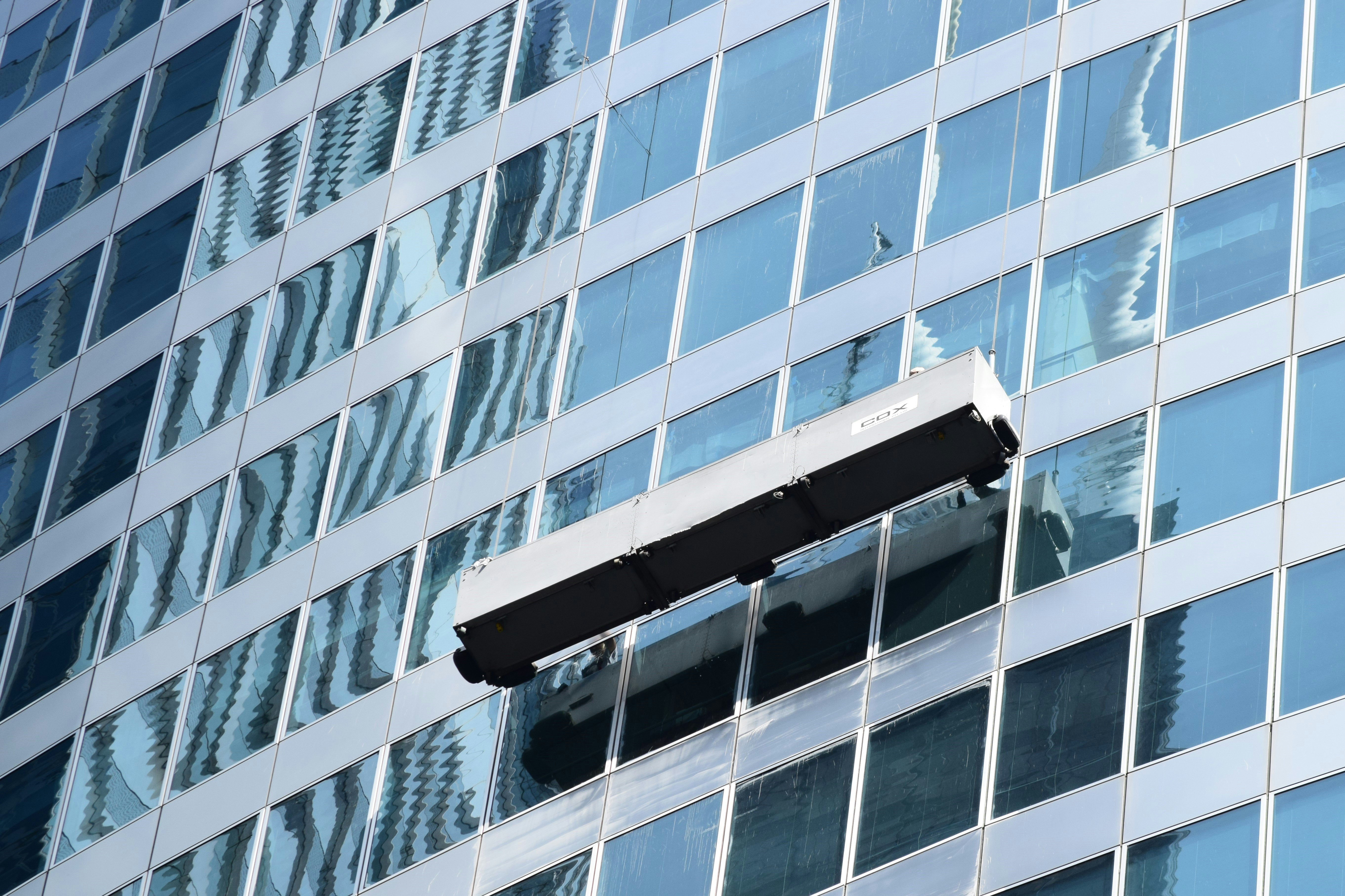 Fensterreinigung, streifenfreies Glas, Hamburger Stadtbild im Hintergrund, hoch oben