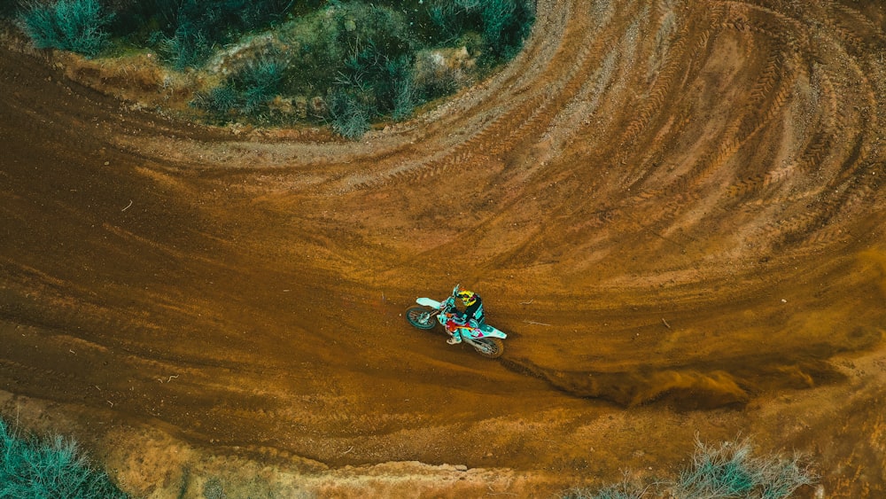 Moto de cross de motocross verde y negro sobre arena marrón